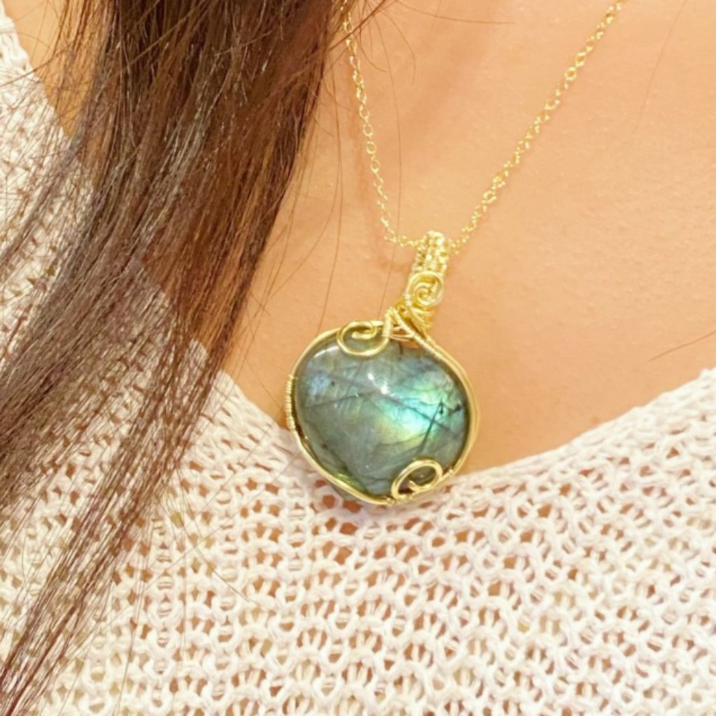 Artisan Labradorite Pendant - Unique Glow