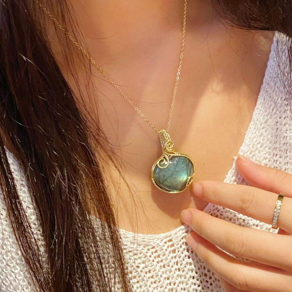 Artisan Labradorite Pendant - Unique Glow